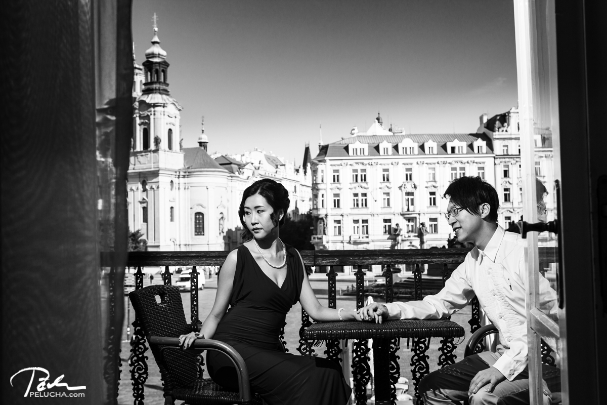 engagement photo in prague old town square
